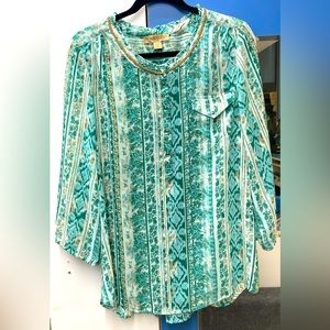 Beautiful blouse super Light and fresh for spring.